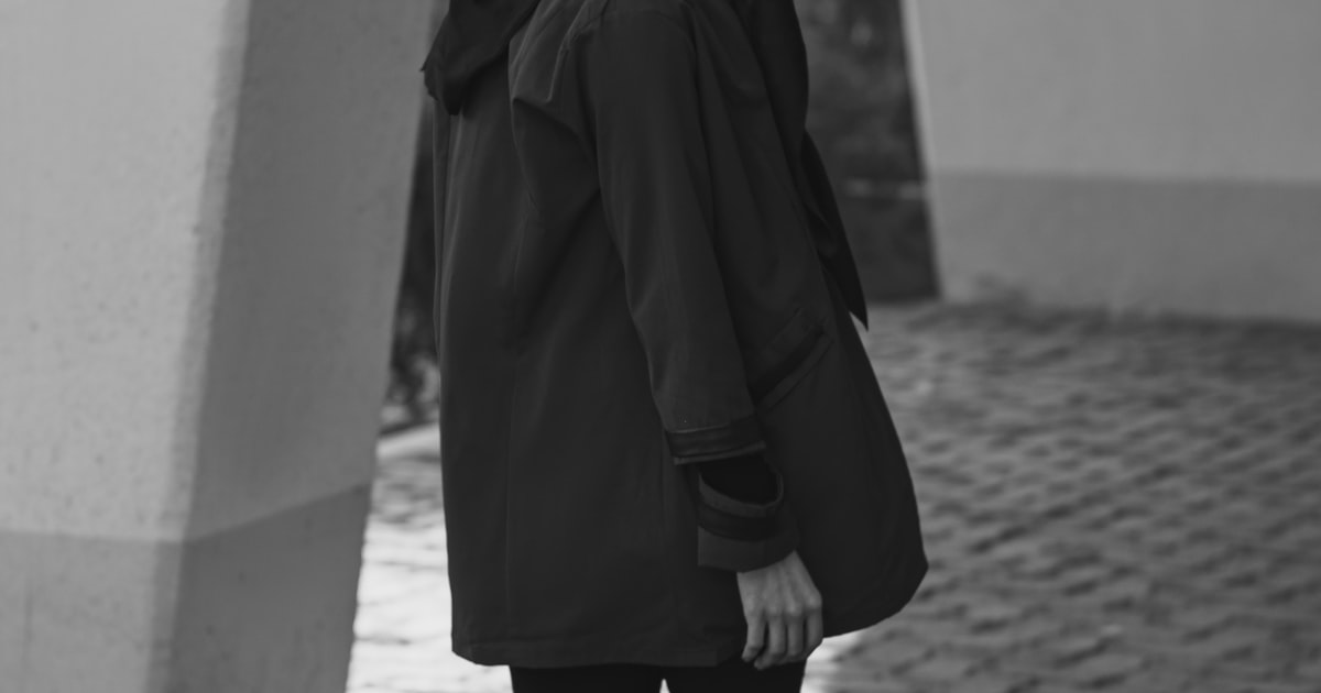 街中を歩く黒コート姿の女性