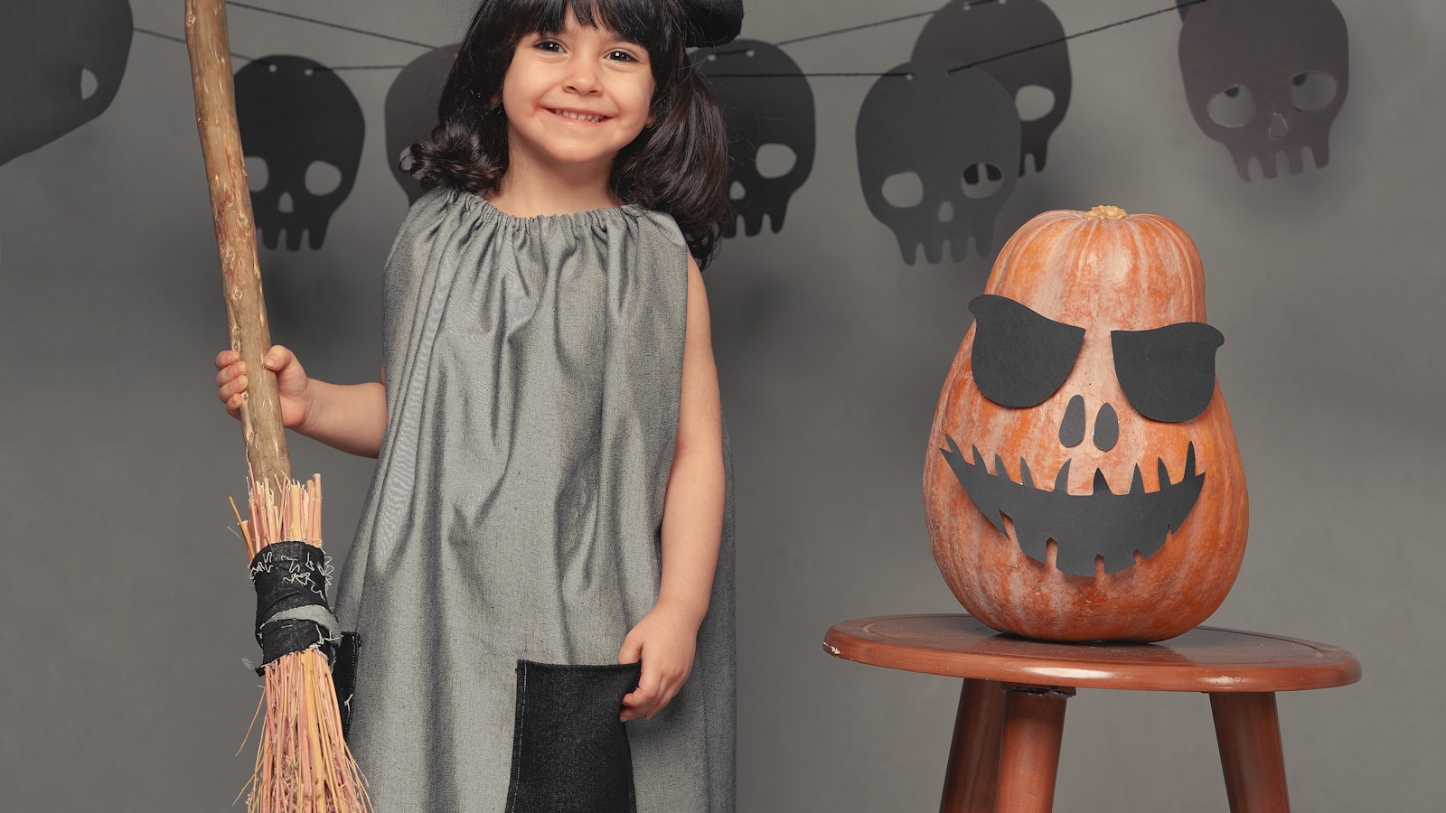 ハロウィンの衣装を着た子供