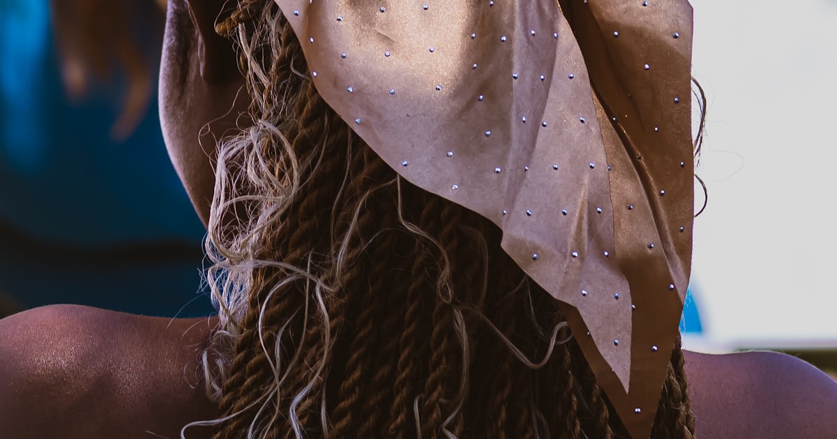 大きなリボンを髪に飾った女性