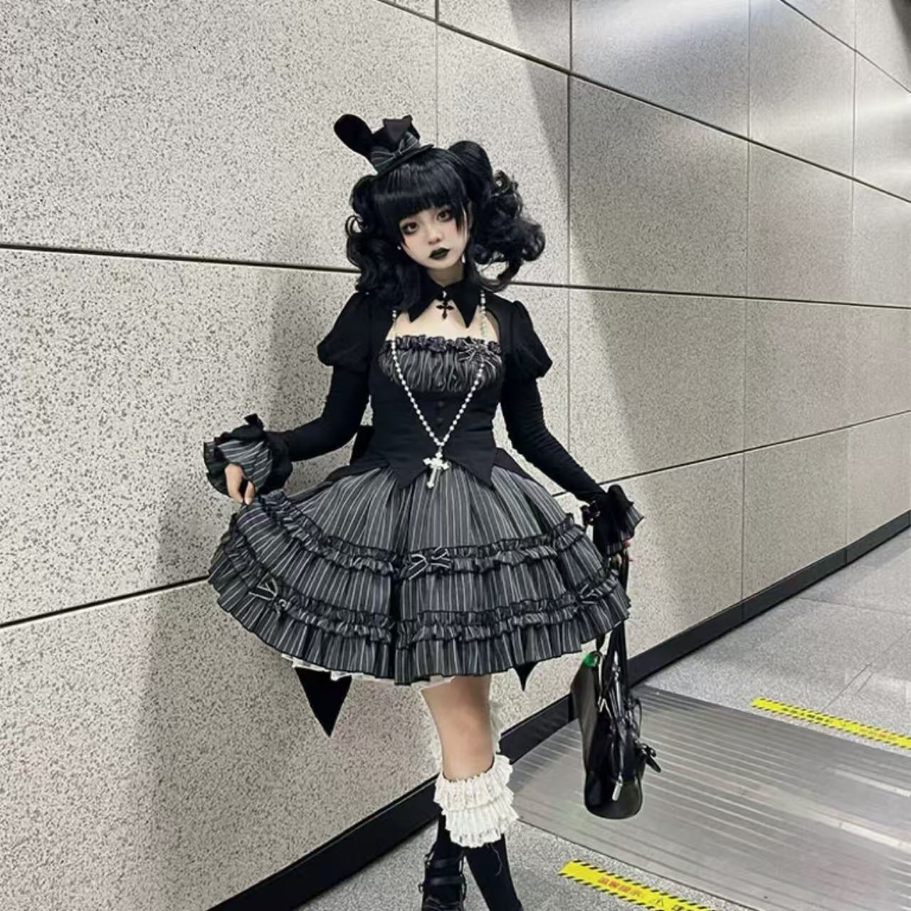 ゴスロリ フリルたっぷりゴシックロリータドレス