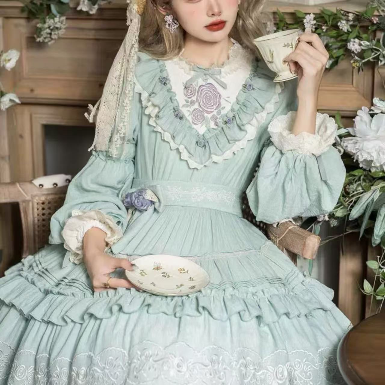 クラシカルロリータ 薔薇の刺繍のお嬢様ロリータドレス