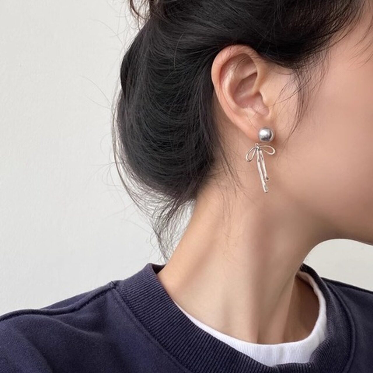 骨格ウェーブ 2wayリボンキャッチ グレーパールピアス