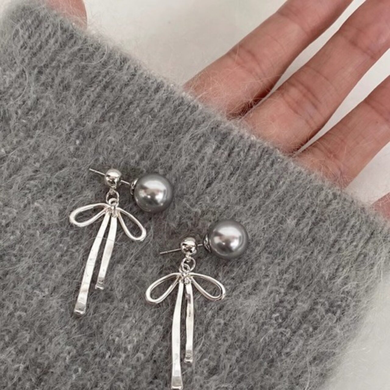 骨格ウェーブ 2wayリボンキャッチ グレーパールピアス