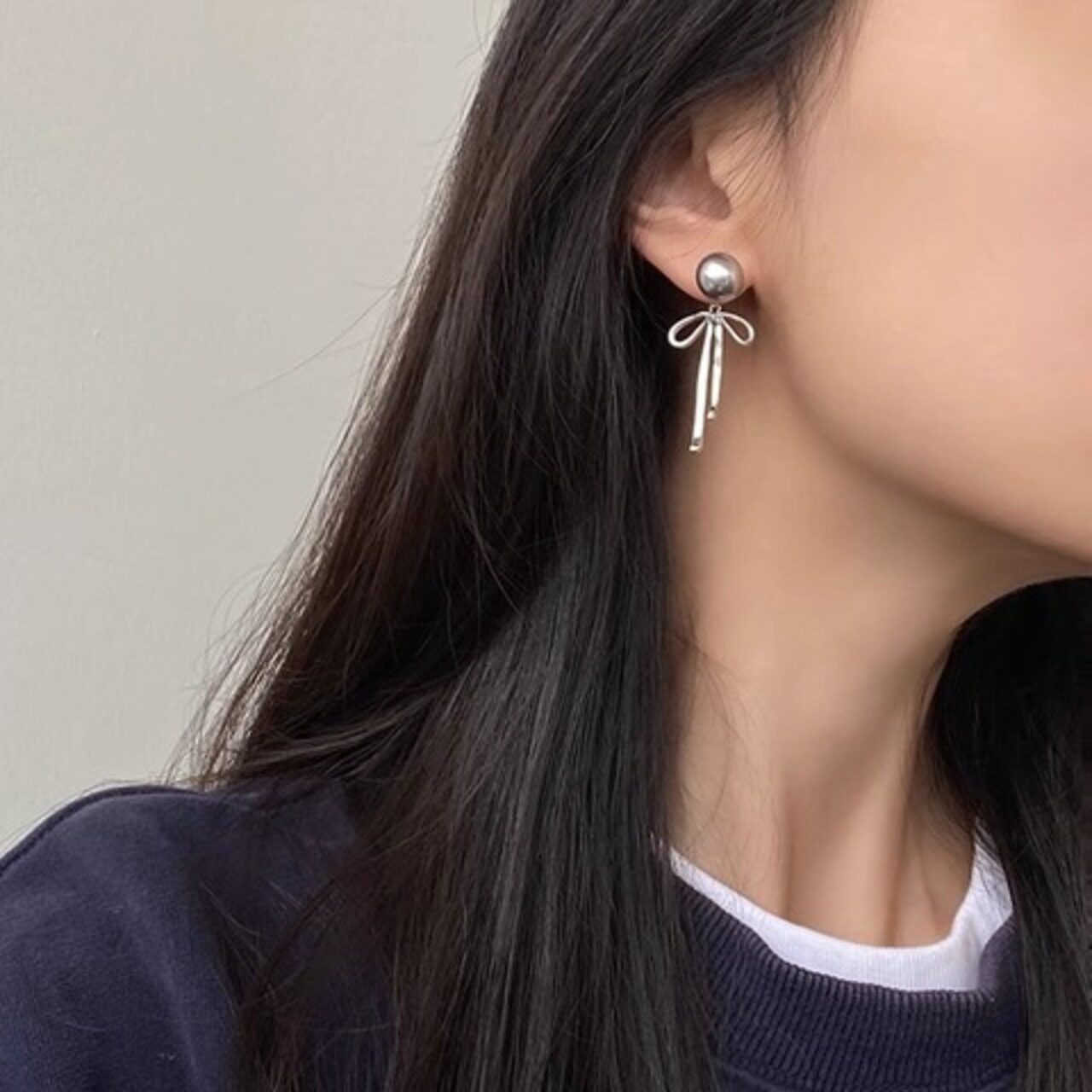 骨格ウェーブ 2wayリボンキャッチ グレーパールピアス