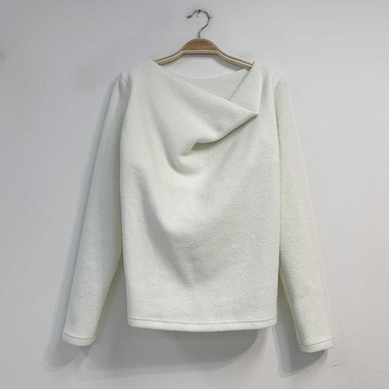 骨格ウェーブ アシンメトリーニットトップス