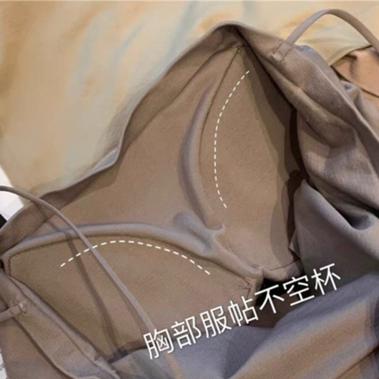 骨格ウェーブ カップ付きクロップドキャミソール