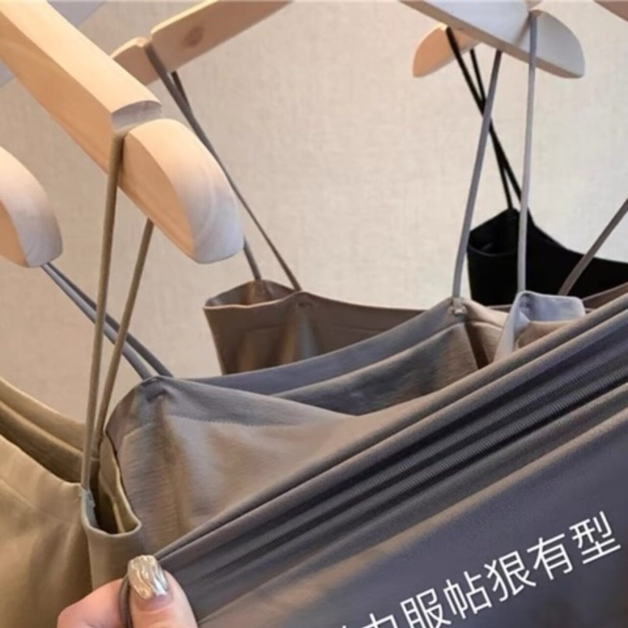 骨格ウェーブ カップ付きクロップドキャミソール