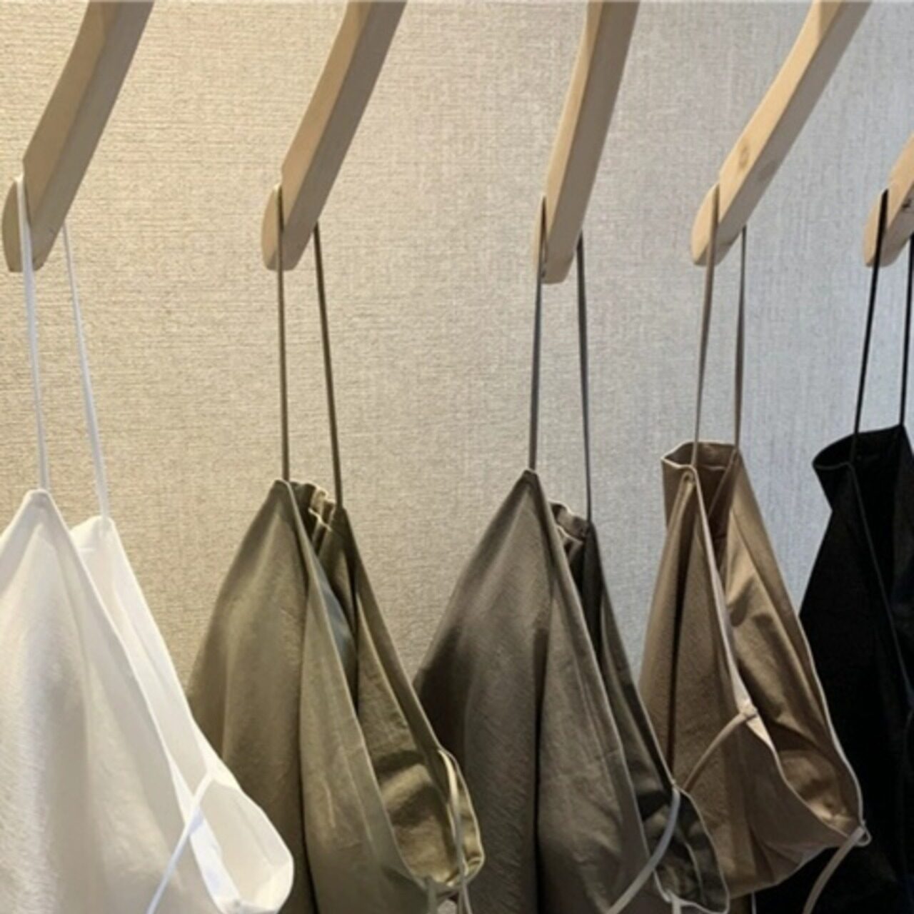 骨格ウェーブ カップ付きクロップドキャミソール