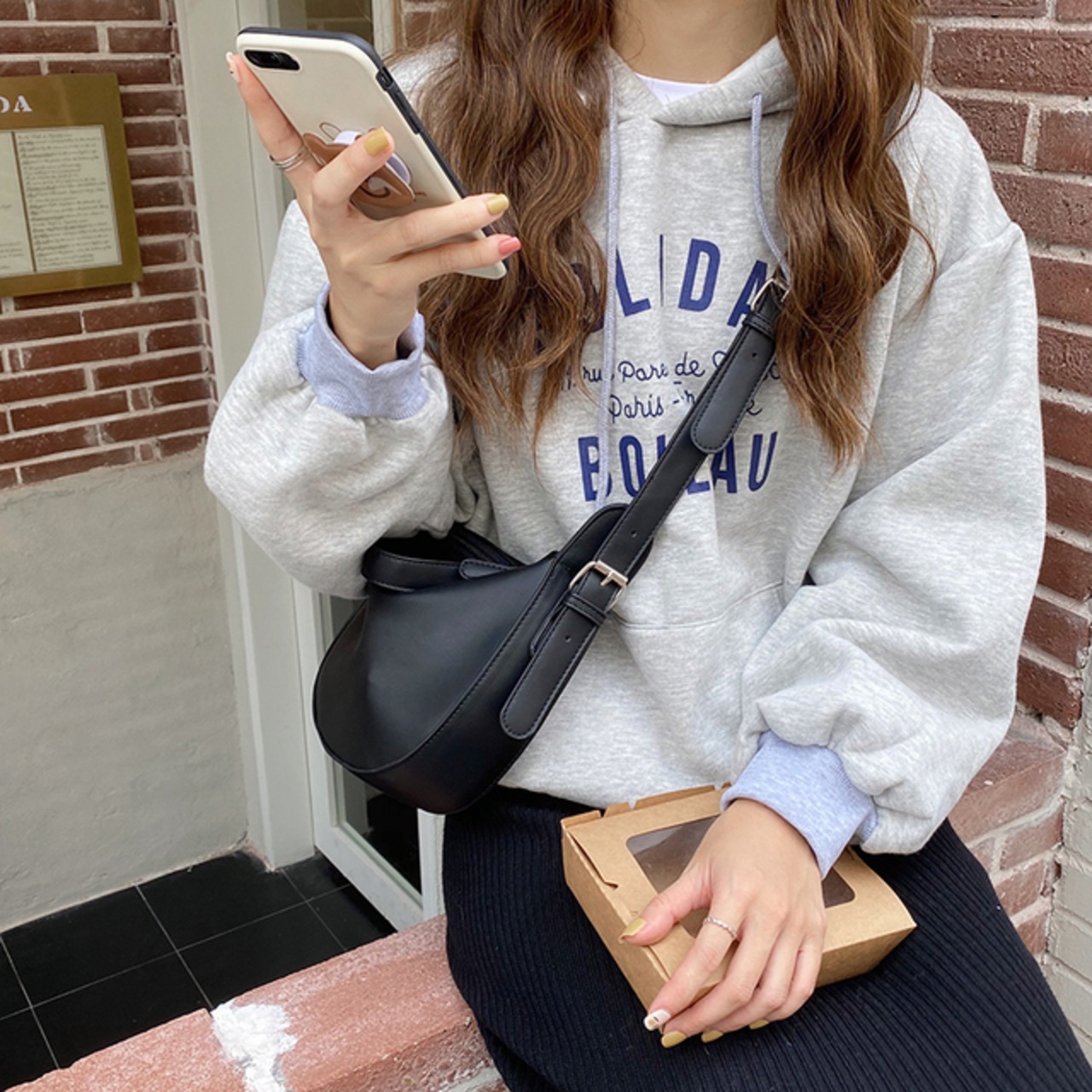 骨格ウェーブ ラウンドショルダーバッグ