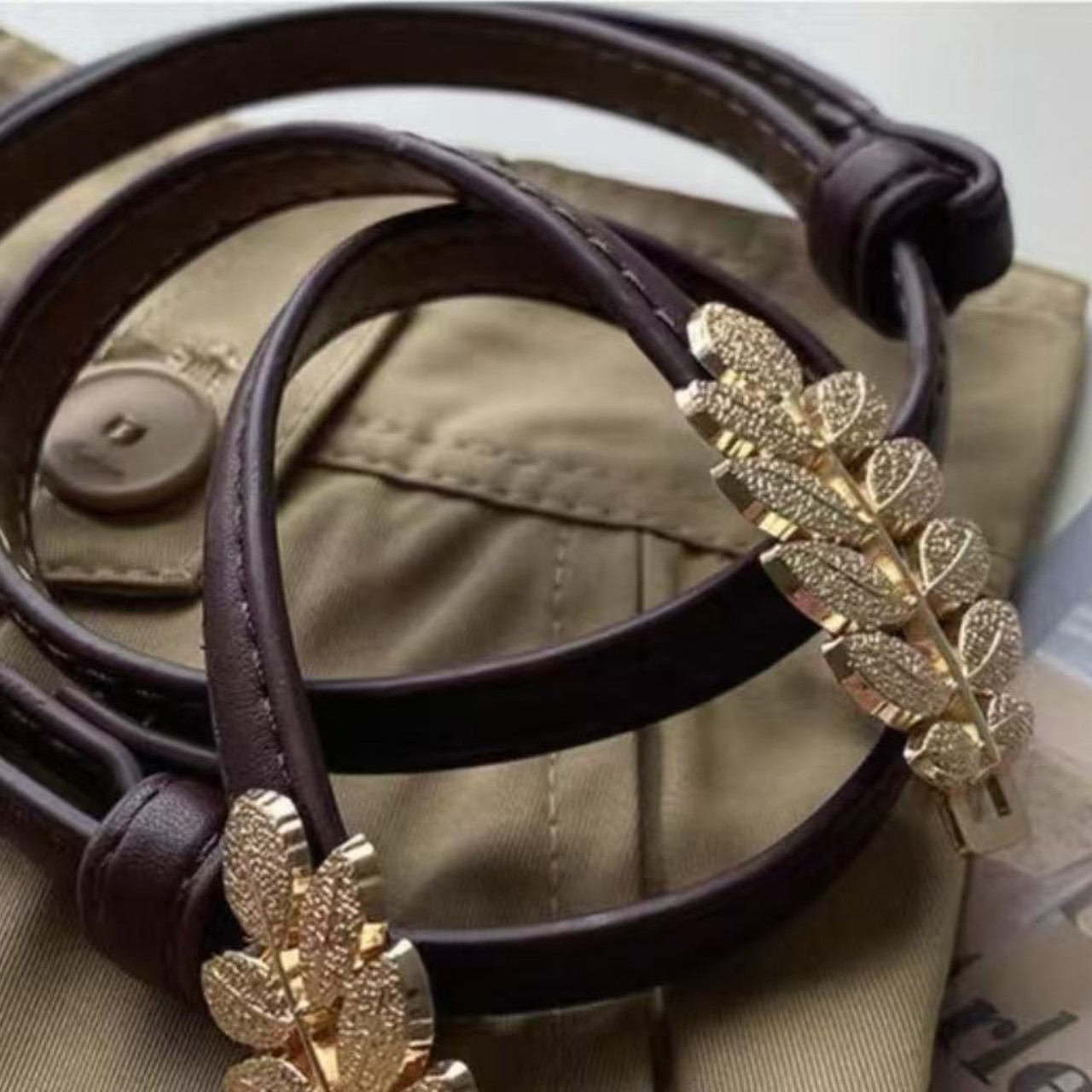 骨格ウェーブデザインリーフモチーフベルト