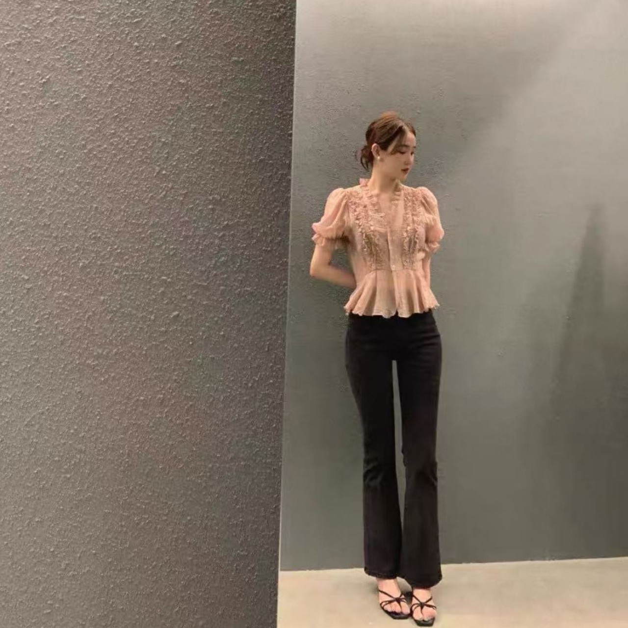 骨格ウェーブパフスリーブフリルブラウス