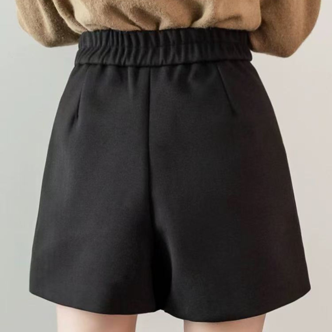 骨格ウェーブAラインボタンフレアショートパンツ