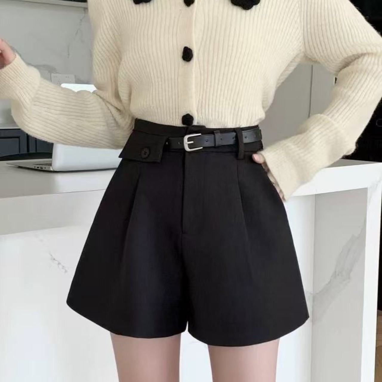 骨格ウェーブベルト付きショートパンツ