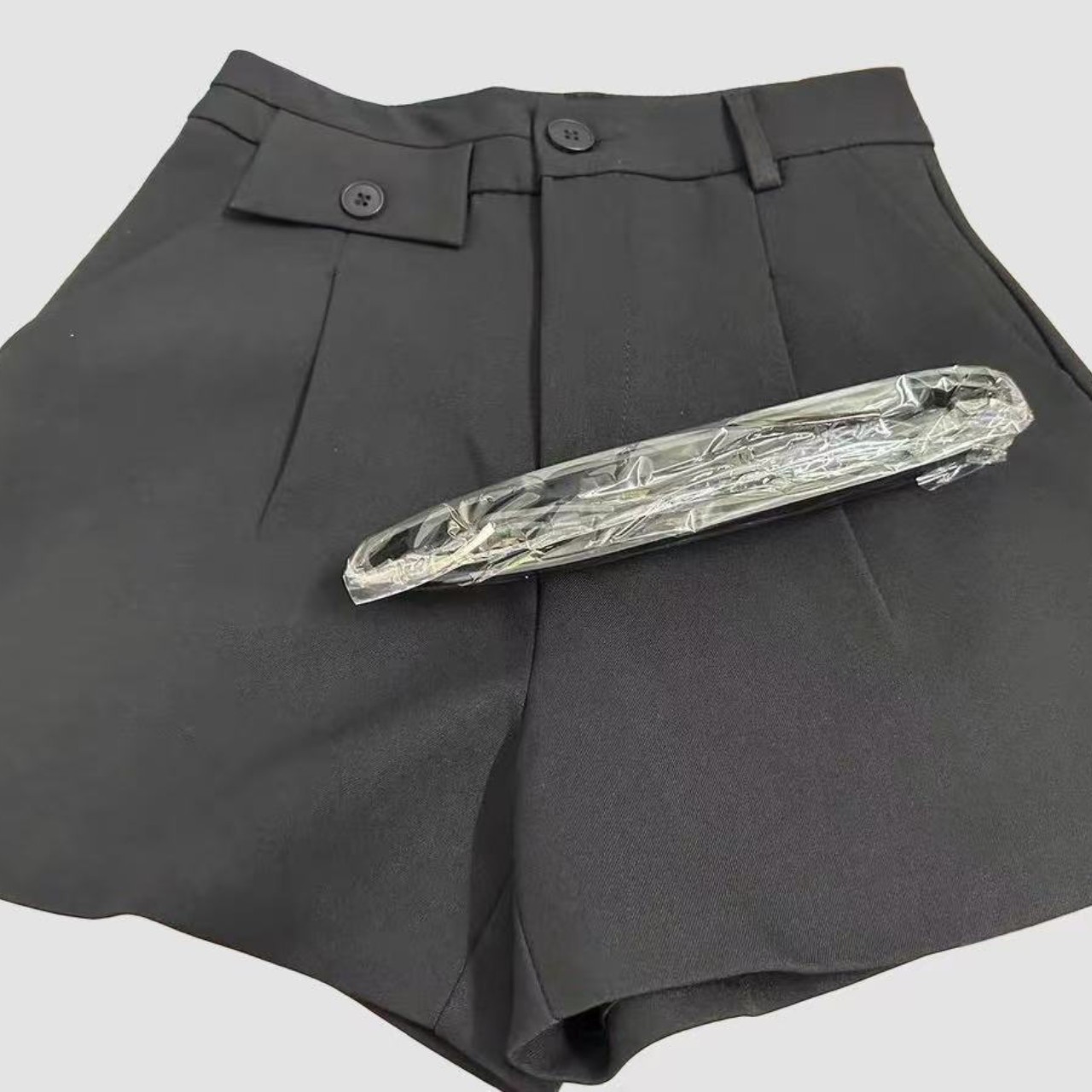 骨格ウェーブベルト付きショートパンツ