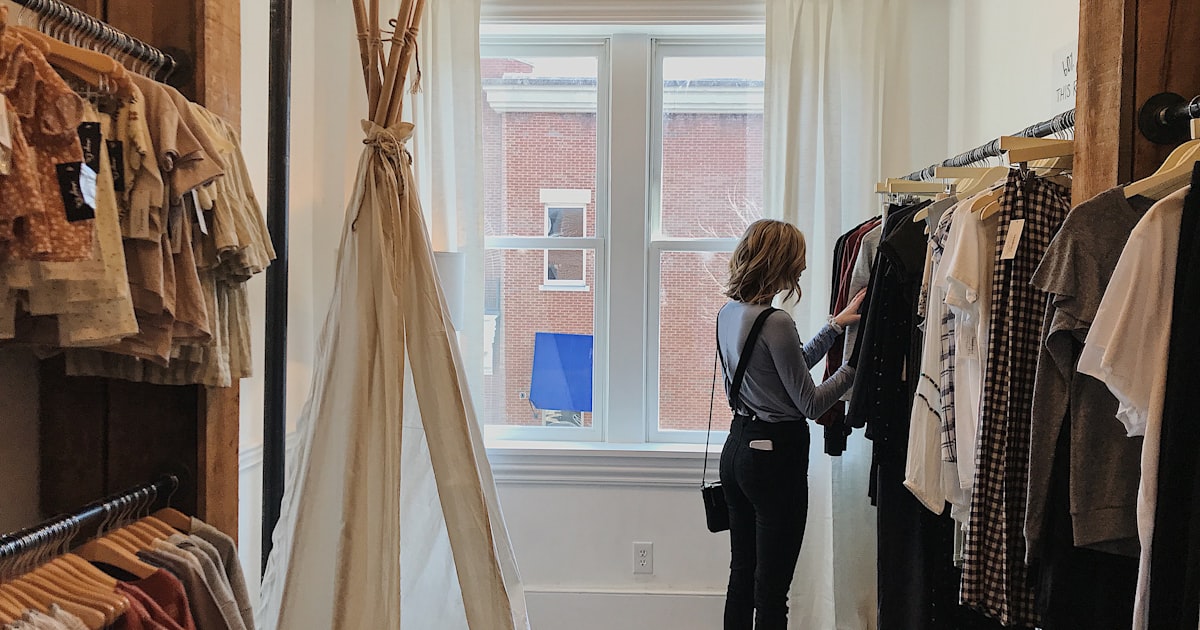 ショップで服を選ぶ女性