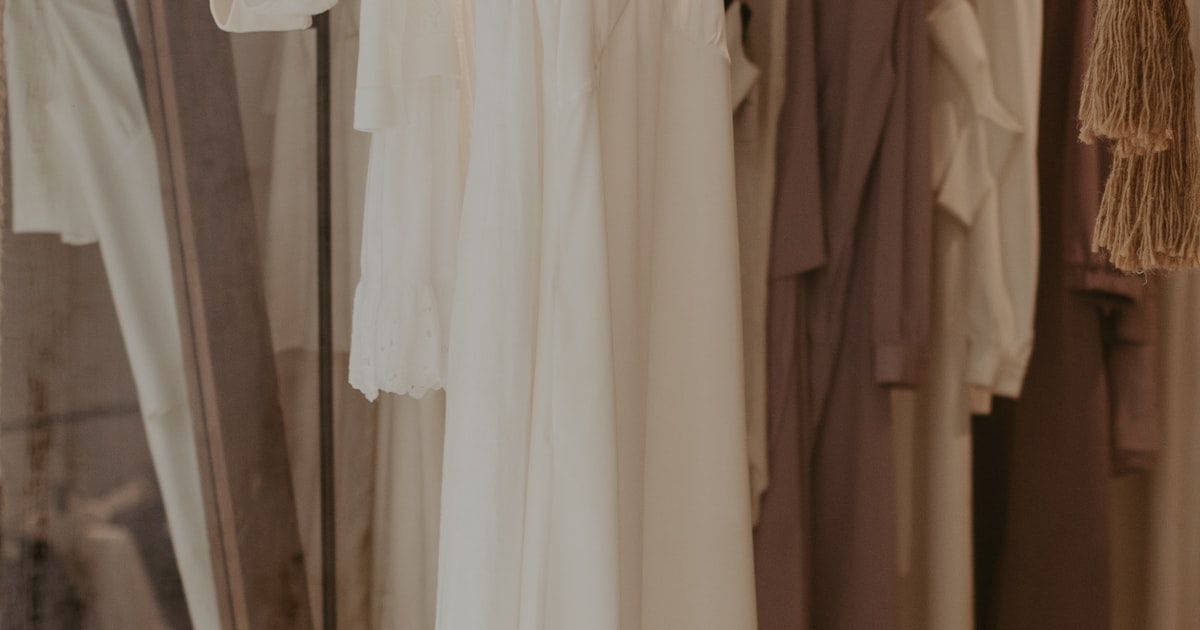 ハンガーに掛かった白いブラウス