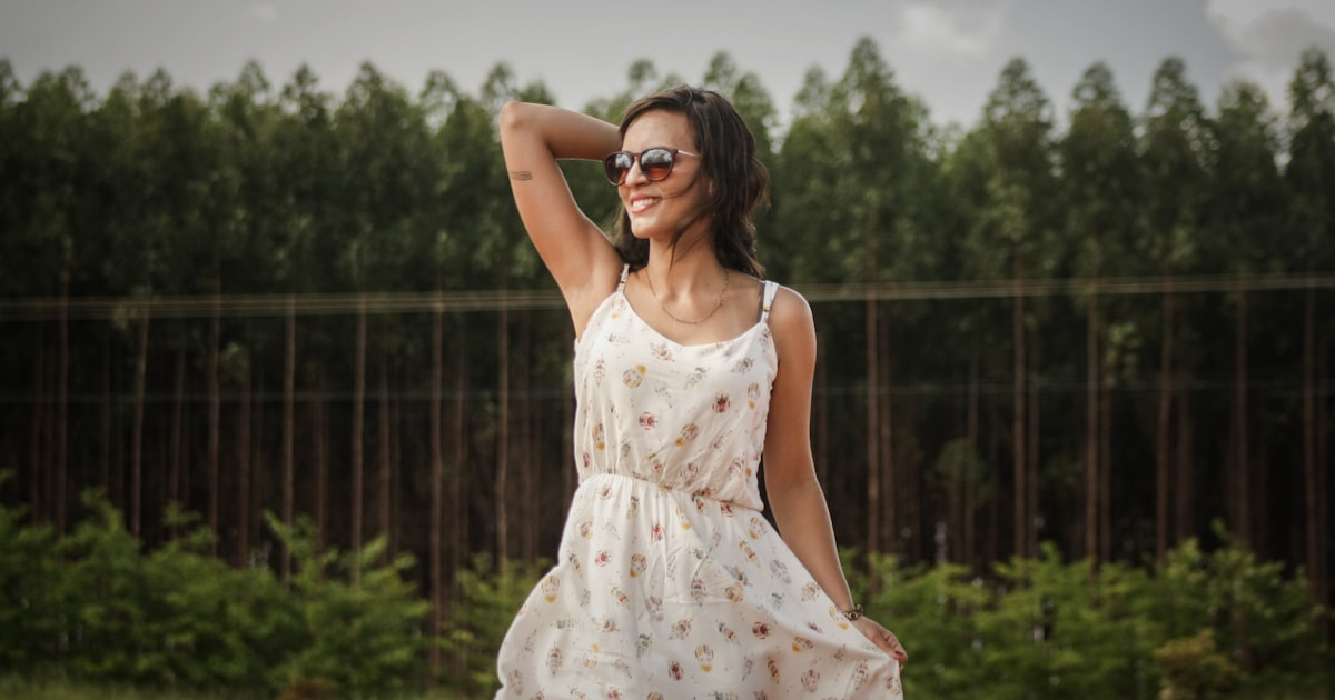 夏の白いワンピースを着た女性