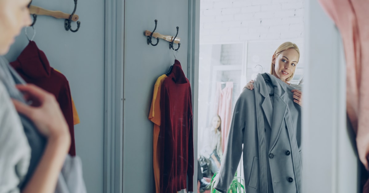 鏡の前で試着する女性