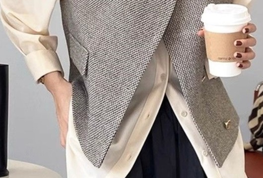 ショート丈ベストの前合わせとポケットのディテール