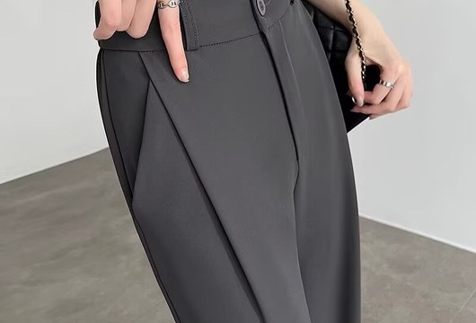 ウエストのタックとホックのディテール