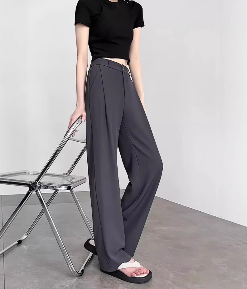 落ち感タックワイドパンツのグレーをクロップド丈のTシャツに合わせた着用イメージ