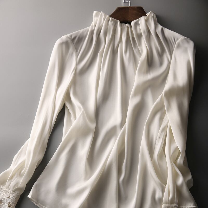 骨格ウェーブ 手元に咲くレース とろみシフォンブラウス