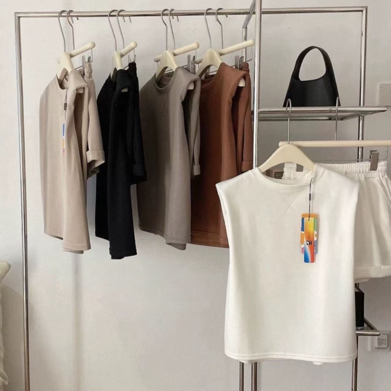 骨格ウェーブ ノースリーブ&ショートパンツセットアップ