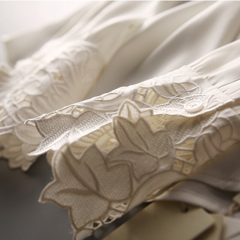 骨格ウェーブ 手元に咲くレース とろみシフォンブラウス