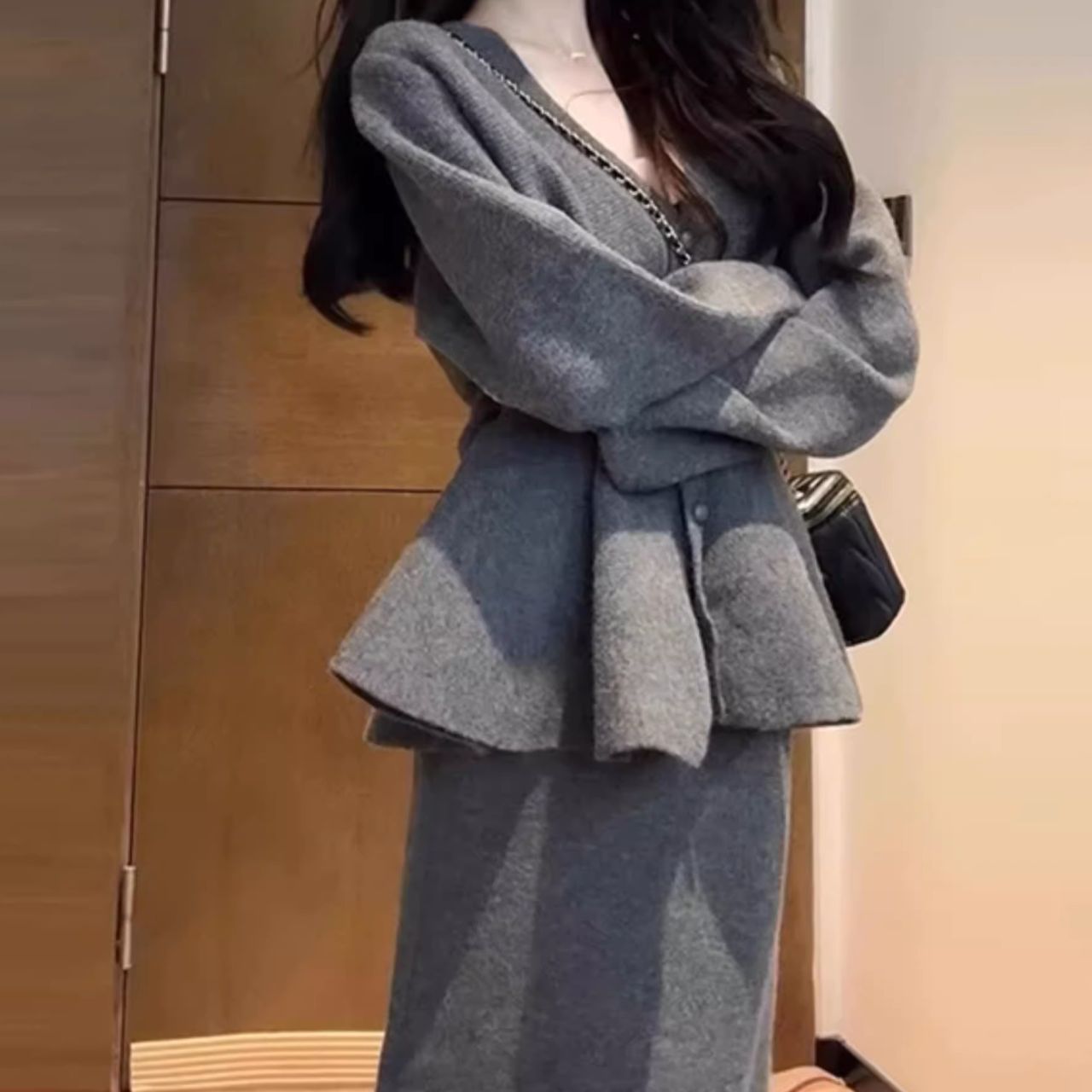 骨格ウェーブ 韓国風 Vネックニットカーディガン+スカート セットアップ ペプラムデザイン