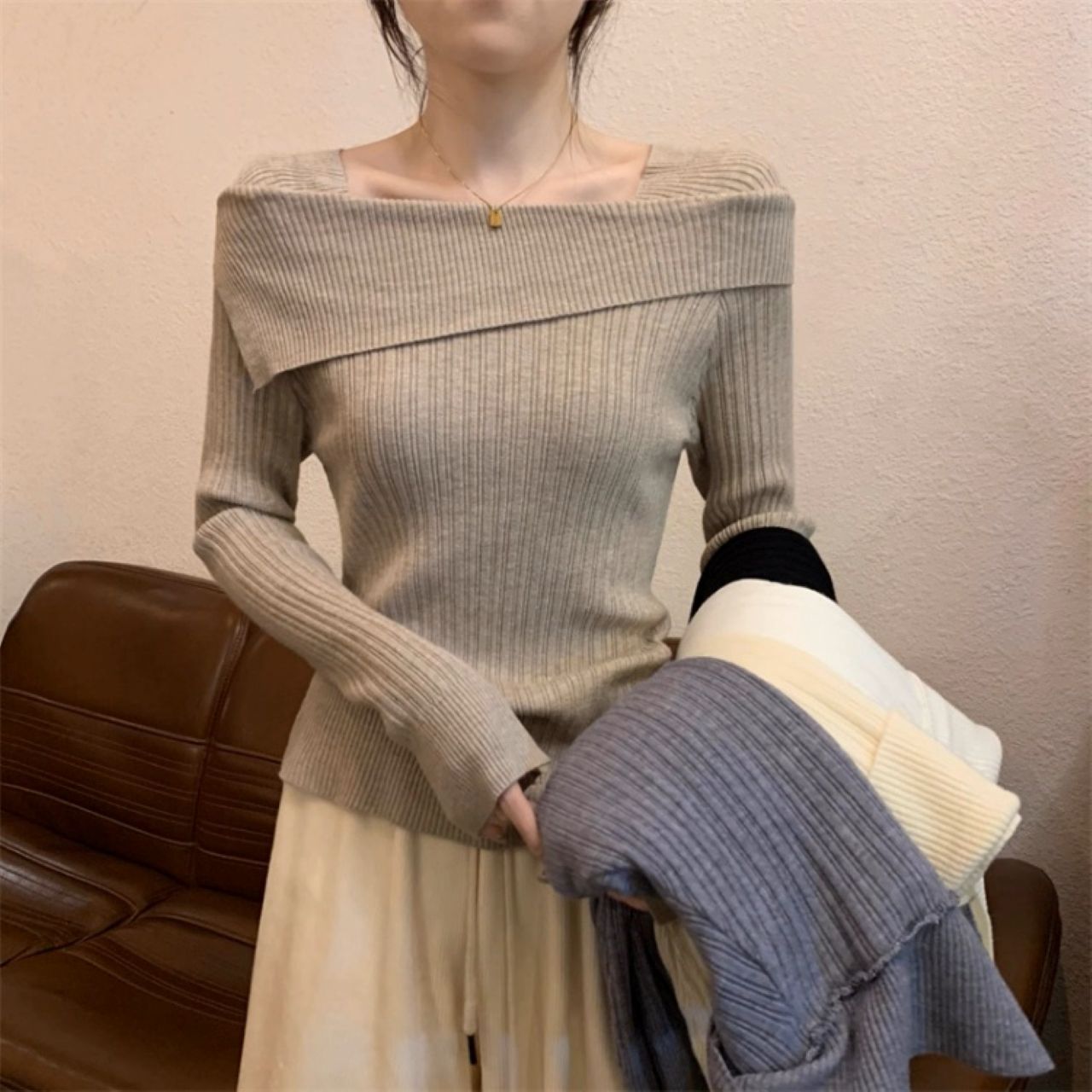 骨格ウェーブ オフショルダー風ニット アシンメトリー
