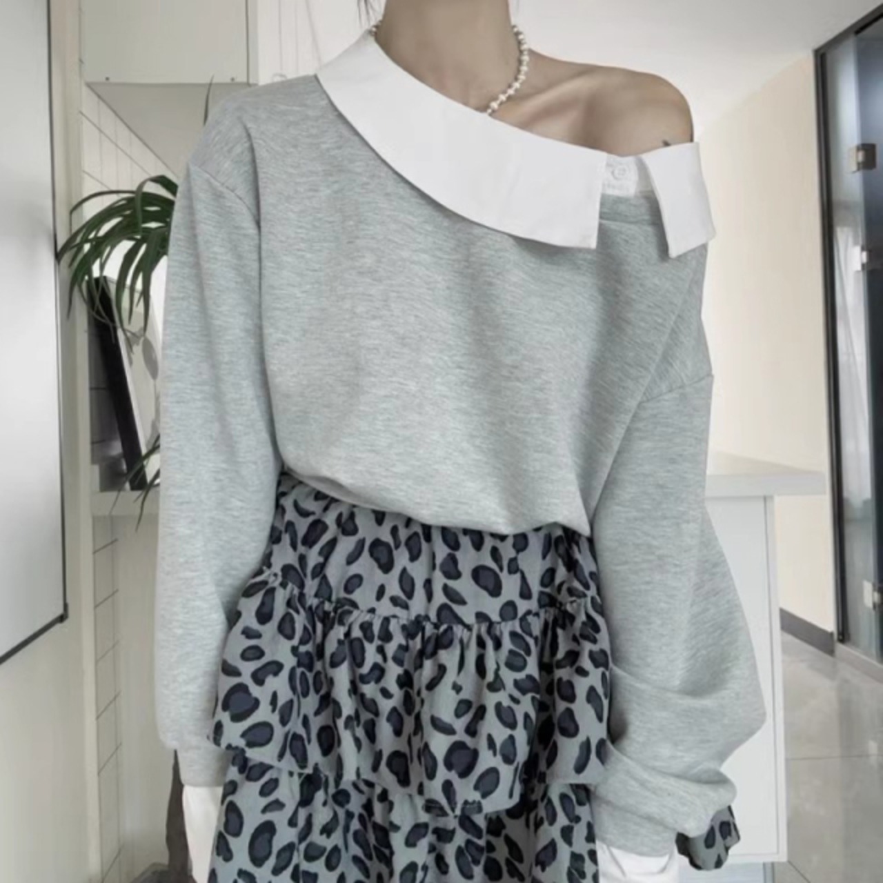 骨格ウェーブ きれいめカジュアル 襟付きアシンメトリートップス