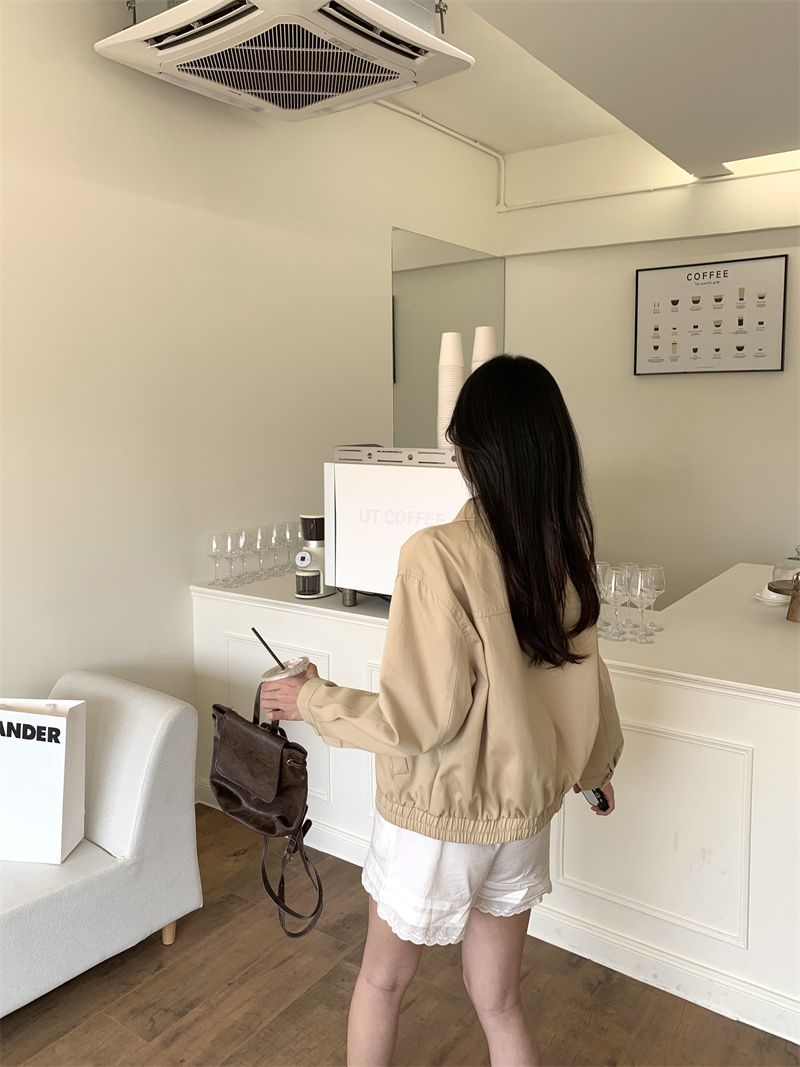 カーキ 着用イメージ 全身