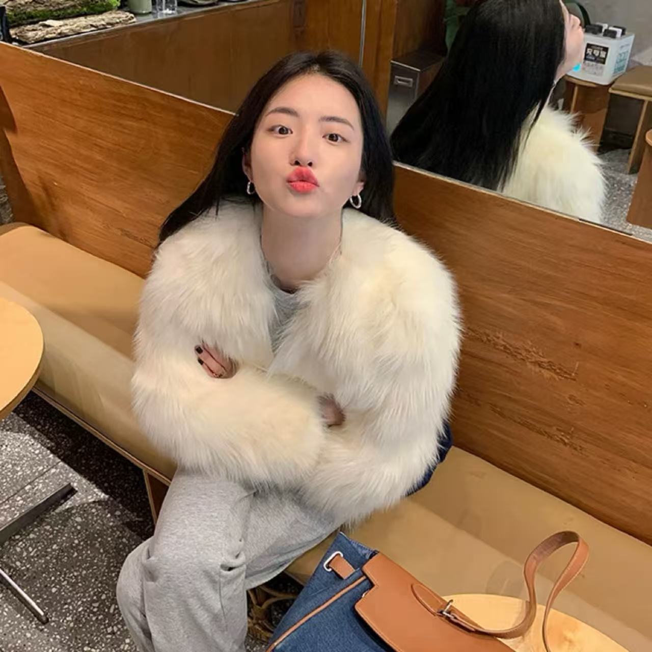 骨格ウェーブ ショート丈 Vネック フェイクフォックスファーコート 