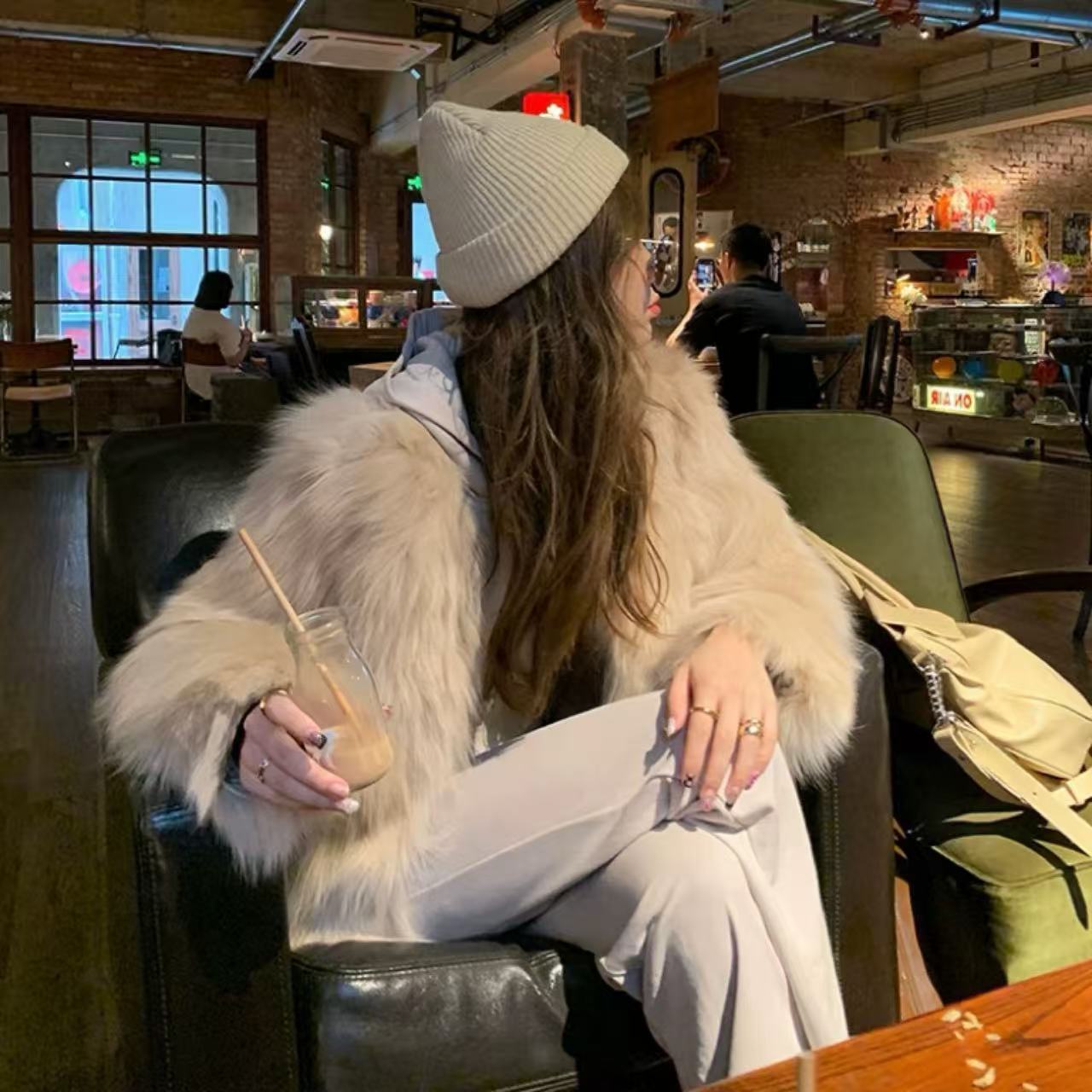 骨格ウェーブ ショート丈 Vネック フェイクフォックスファーコート 