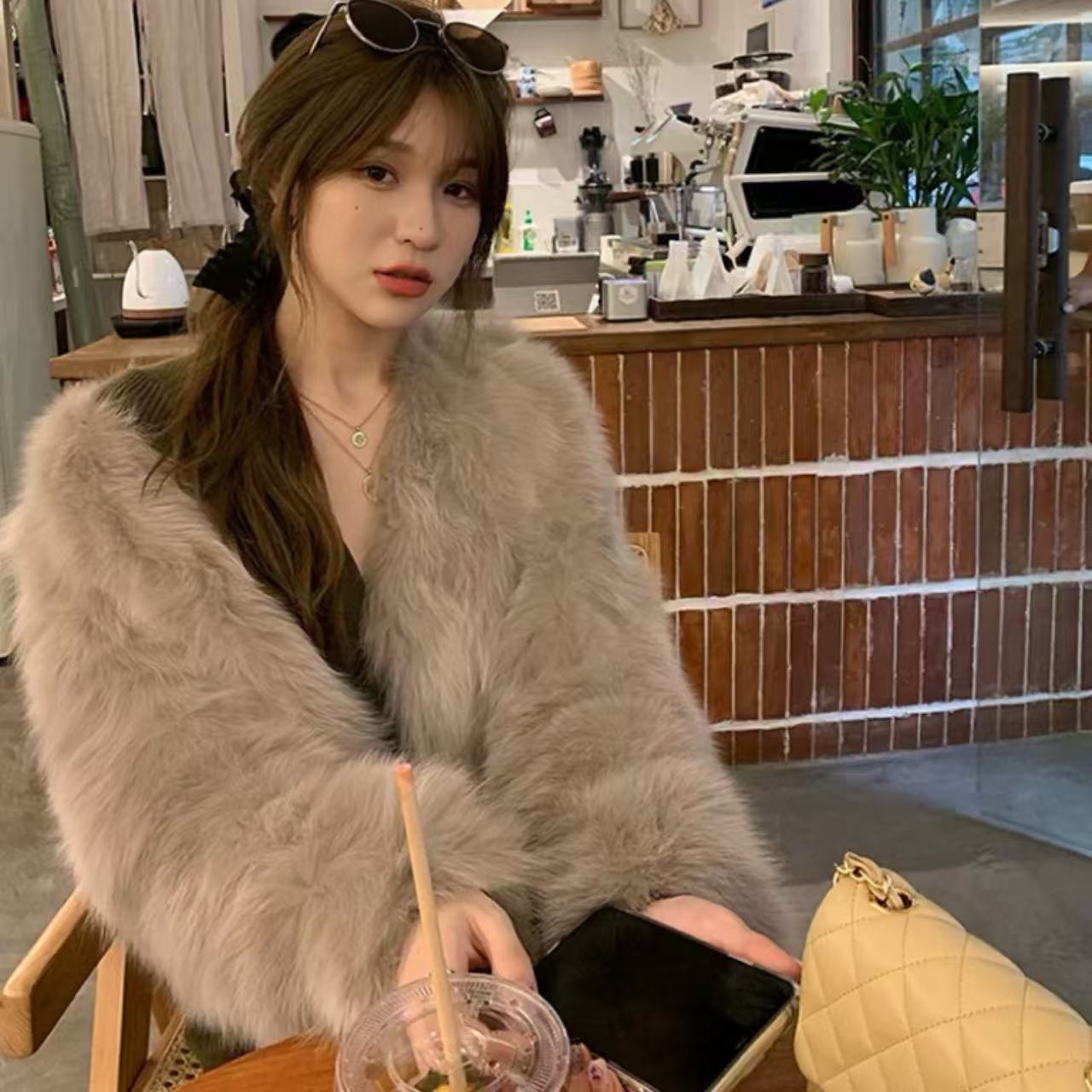 骨格ウェーブ ショート丈 Vネック フェイクフォックスファーコート 