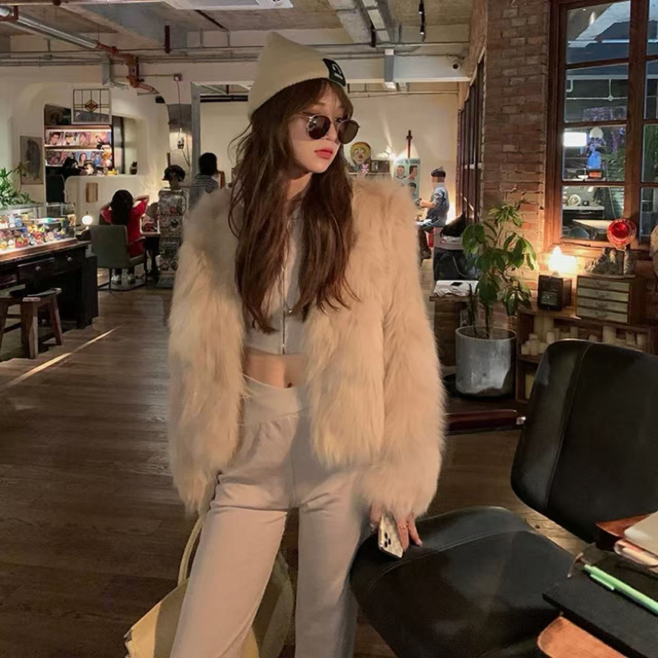 骨格ウェーブ ショート丈 Vネック フェイクフォックスファーコート 