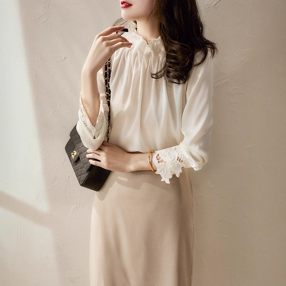 骨格ウェーブ 手元に咲くレース とろみシフォンブラウス