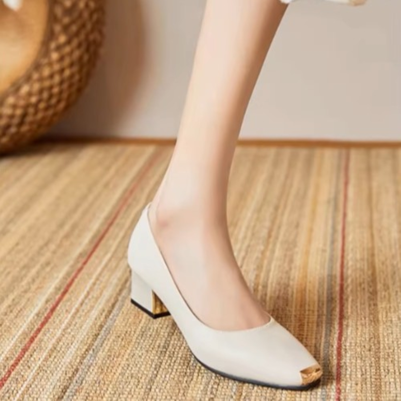 骨格ウェーブ ポインテッドトゥ ローヒールパンプス