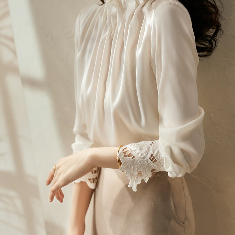 骨格ウェーブ 手元に咲くレース とろみシフォンブラウス