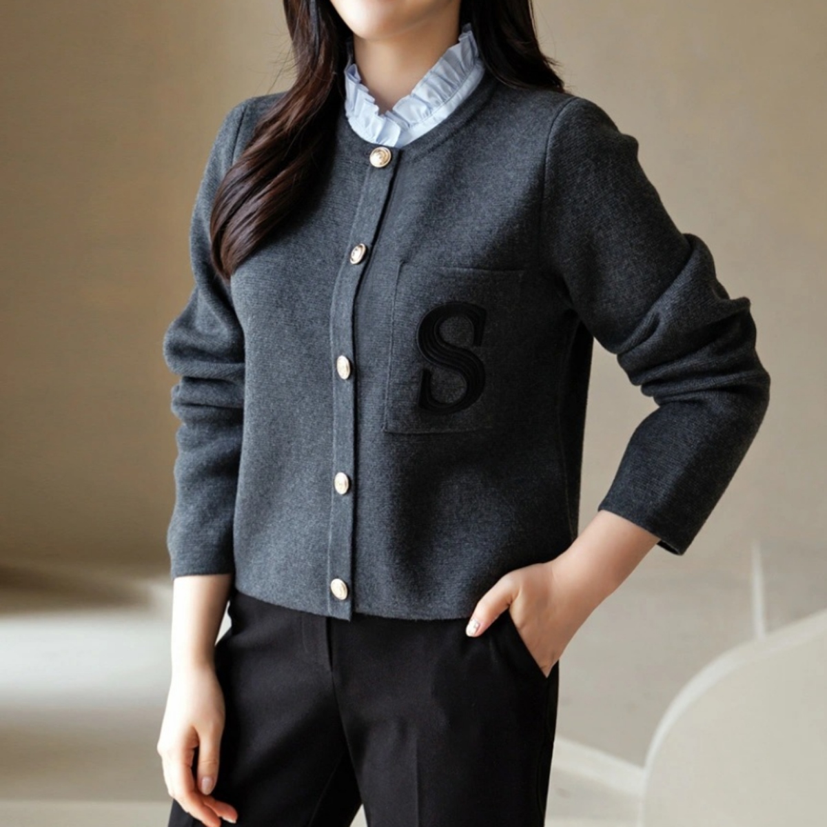 骨格ウェーブ フリルネック ロゴ刺繍 ニットカーディガン