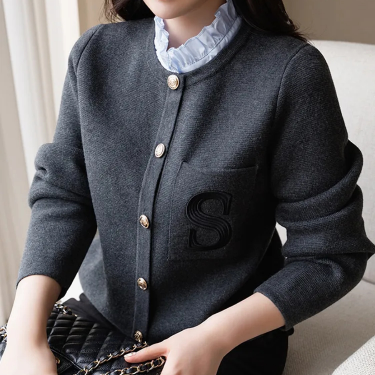 骨格ウェーブ フリルネック ロゴ刺繍 ニットカーディガン