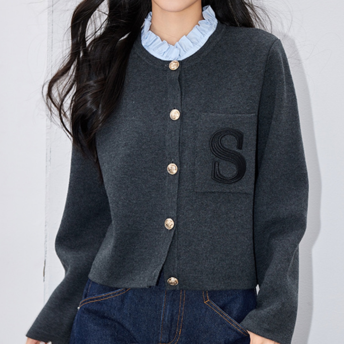 骨格ウェーブ フリルネック ロゴ刺繍 ニットカーディガン