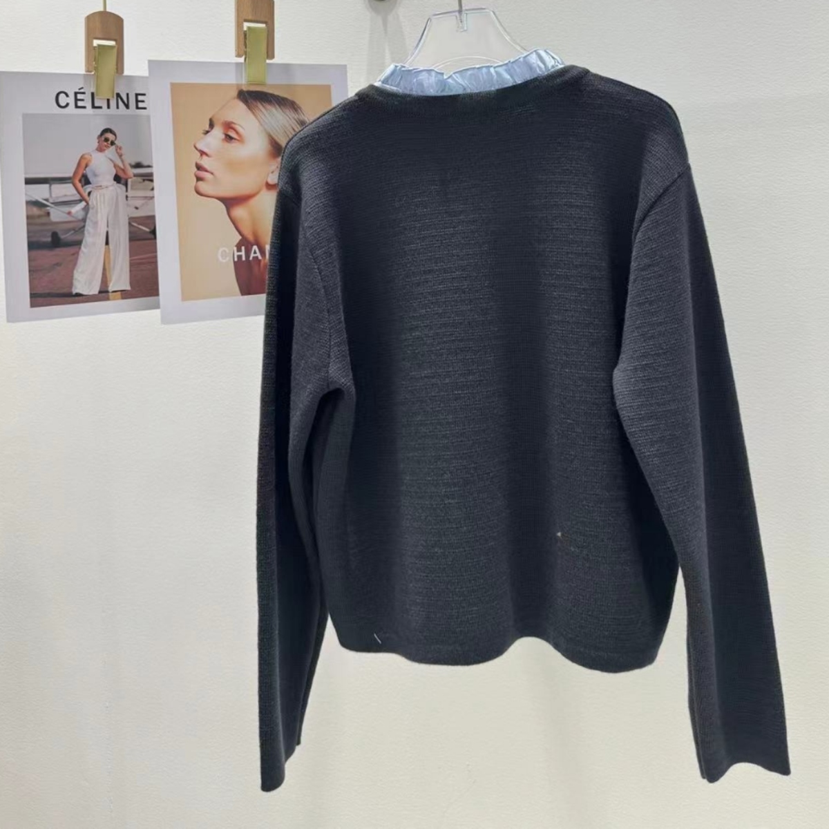 骨格ウェーブ フリルネック ロゴ刺繍 ニットカーディガン