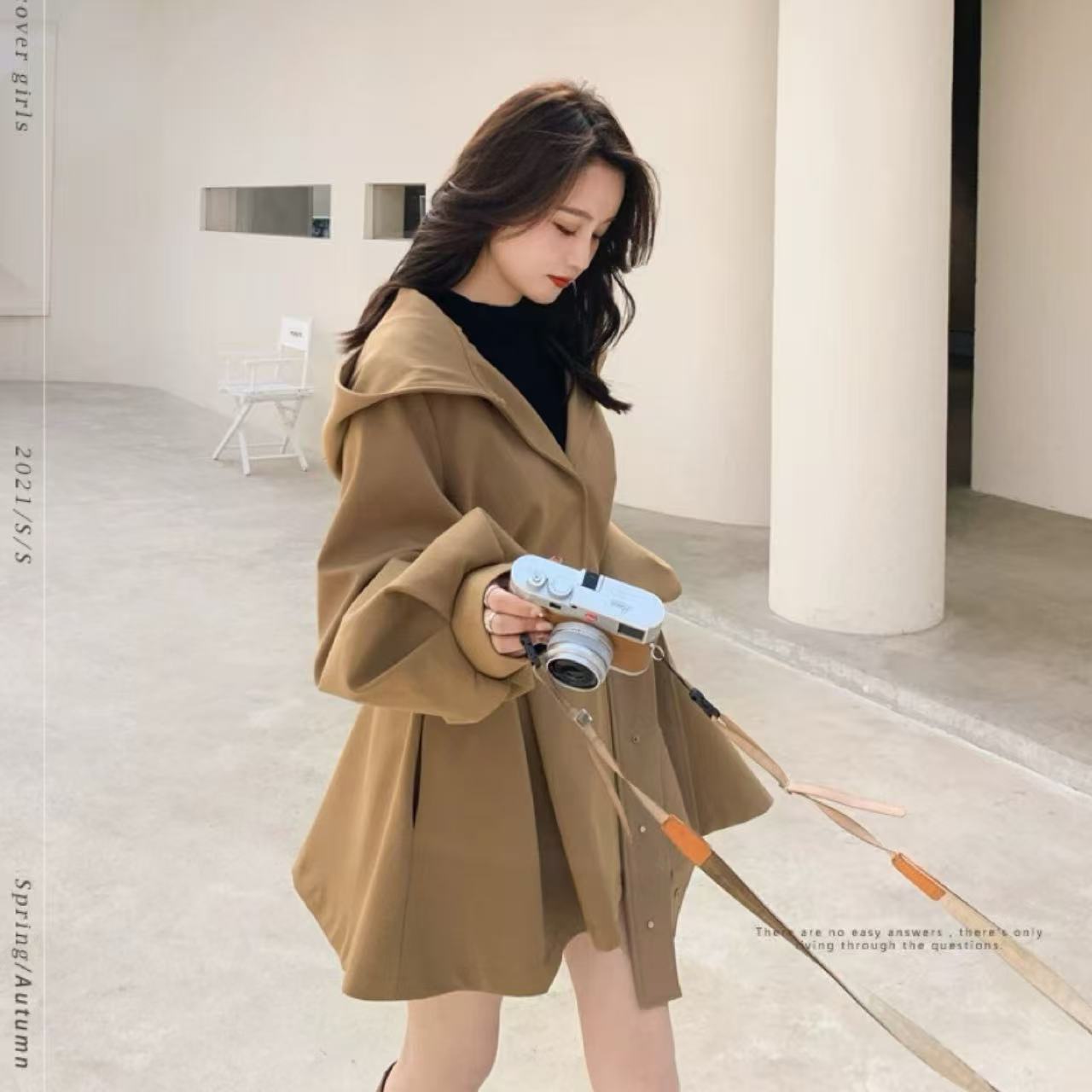 骨格ウェーブ ケープ風フード付きコート ウエストマーク ミドル丈