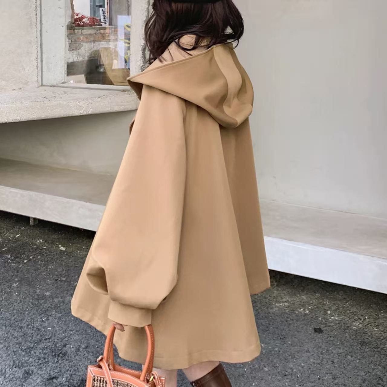 骨格ウェーブ ケープ風フード付きコート ウエストマーク ミドル丈