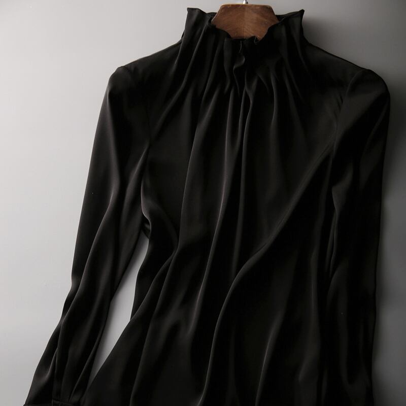 骨格ウェーブ 手元に咲くレース とろみシフォンブラウス