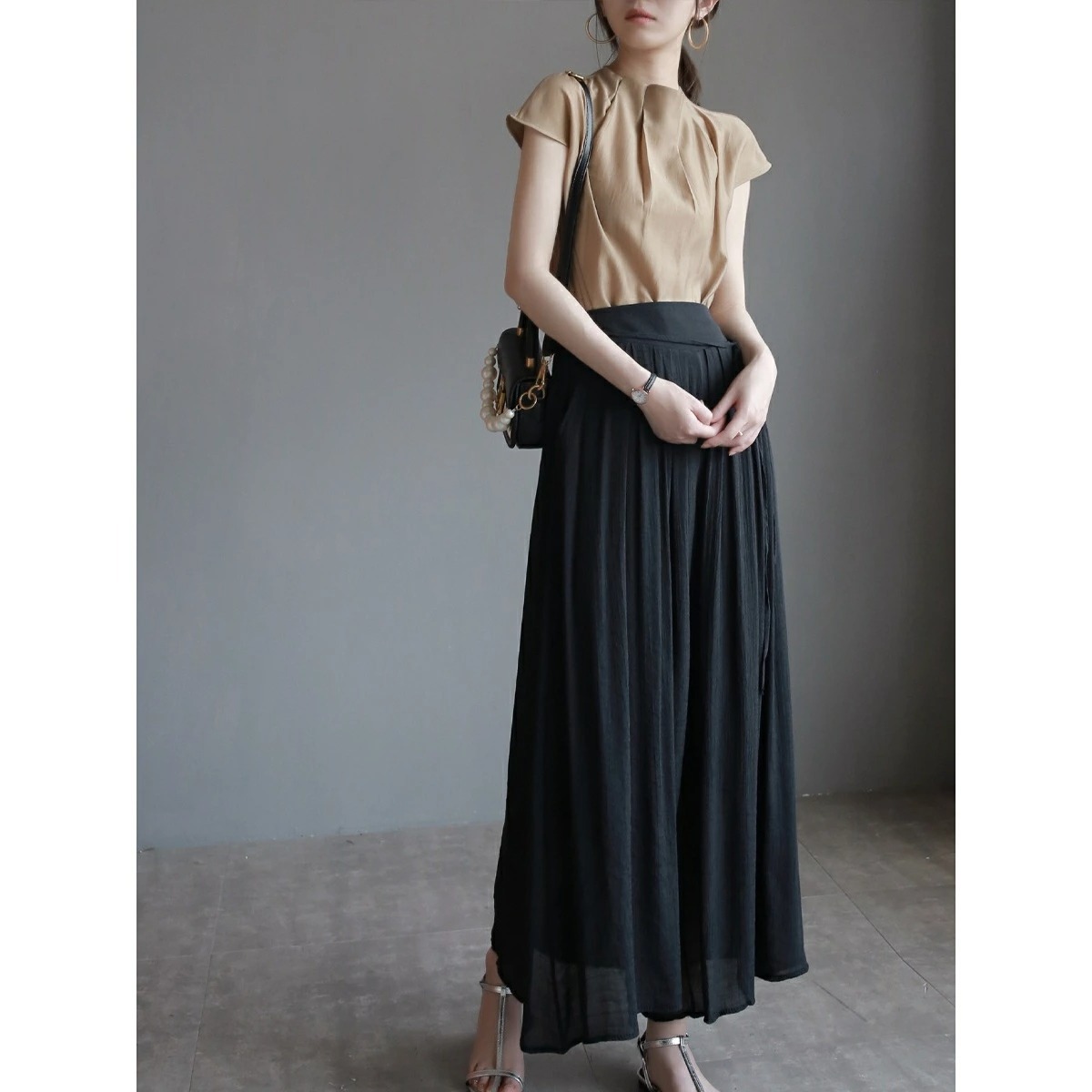 骨格ウェーブ ふんわりフロントタック ハイネックフレンチブラウス