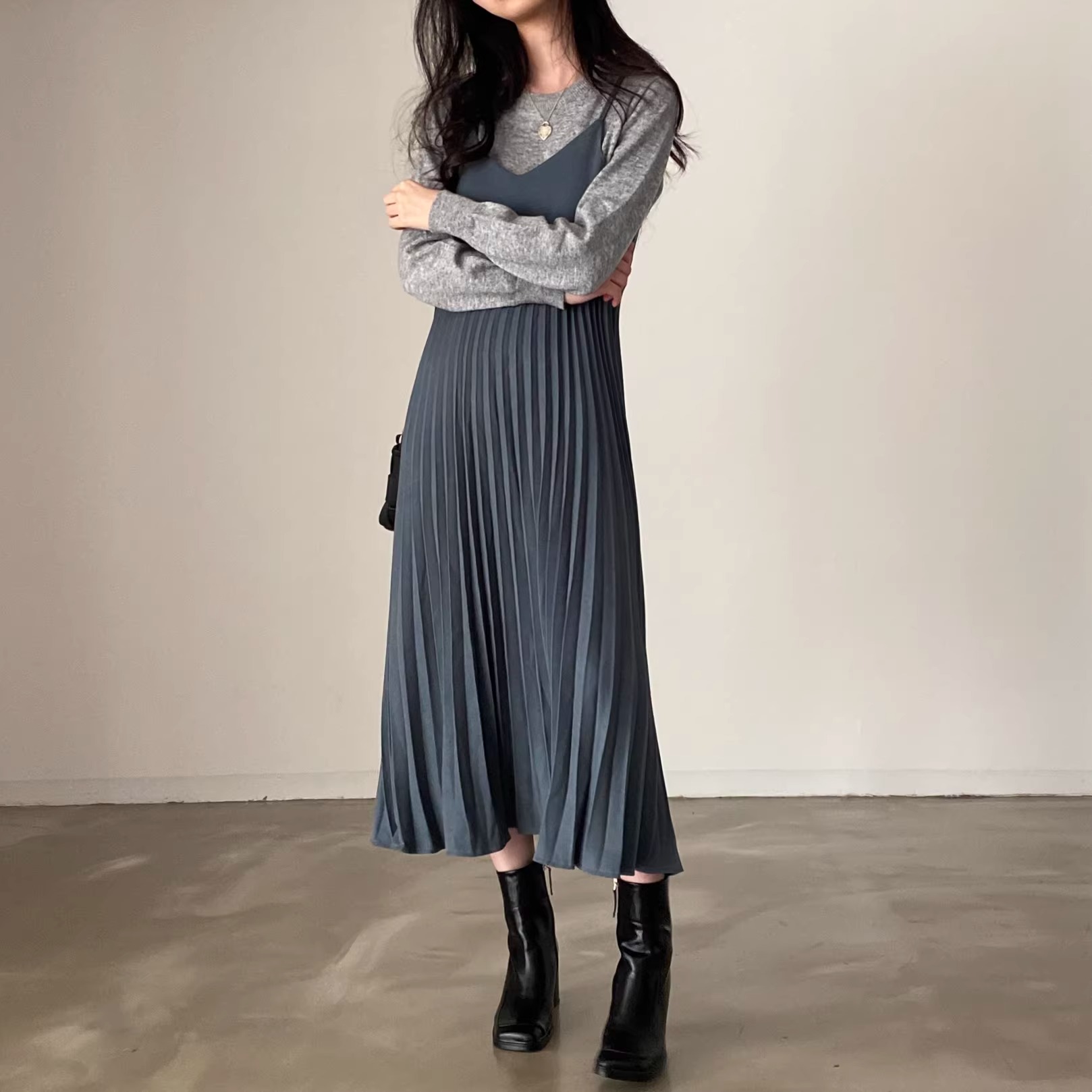 骨格ウェーブ 高見え 細プリーツキャミワンピース