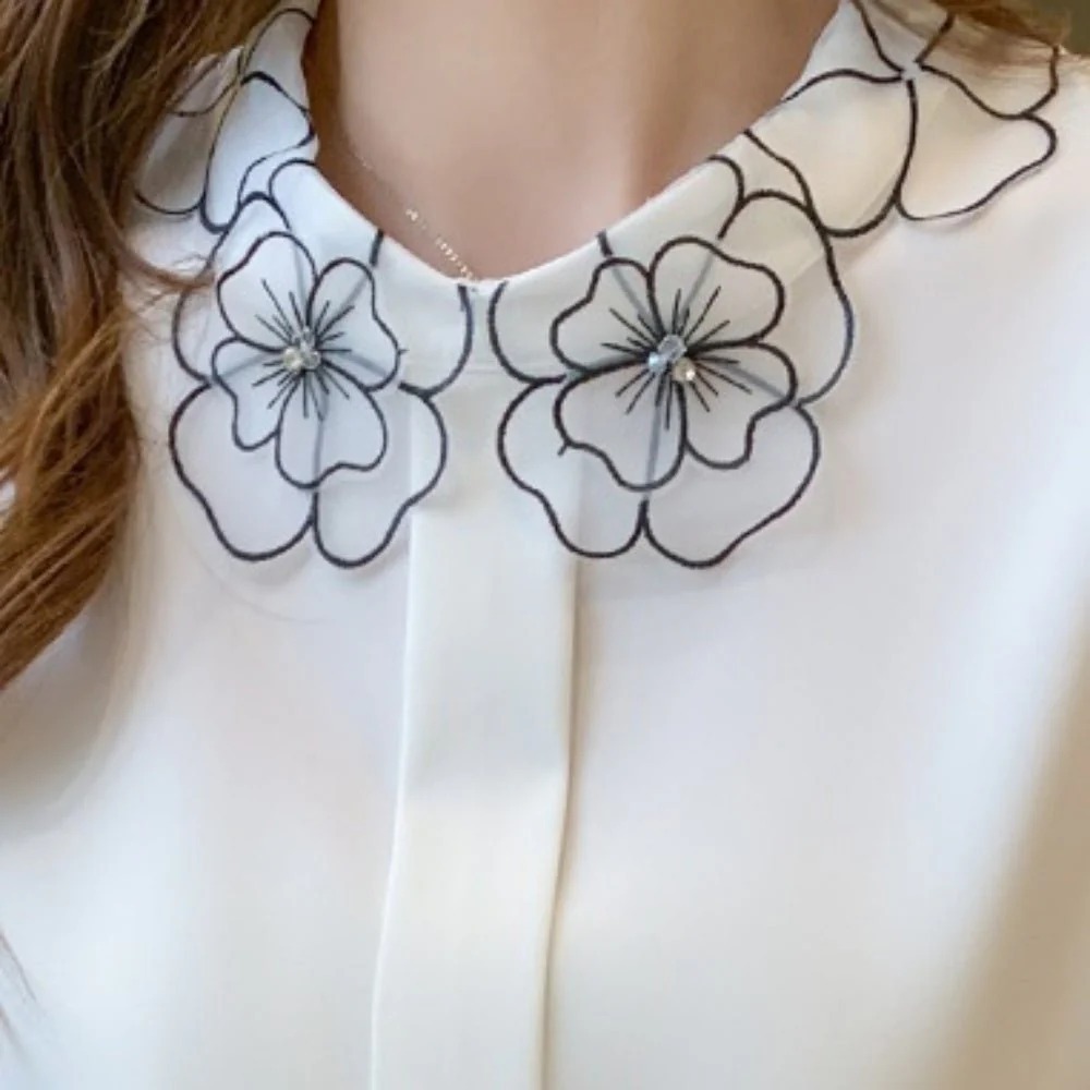 骨格ウェーブ 刺繍襟で華やぐ フラワーデザインブラウス（半袖・長袖 選べる2タイプ）