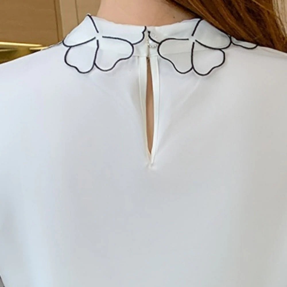 骨格ウェーブ 刺繍襟で華やぐ フラワーデザインブラウス（半袖・長袖 選べる2タイプ）